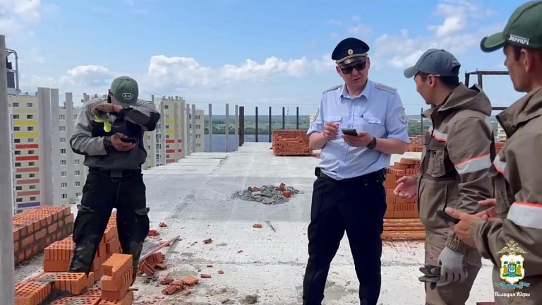 Полиция ХМАО выявила 75 нелегалов, их депортируют из России