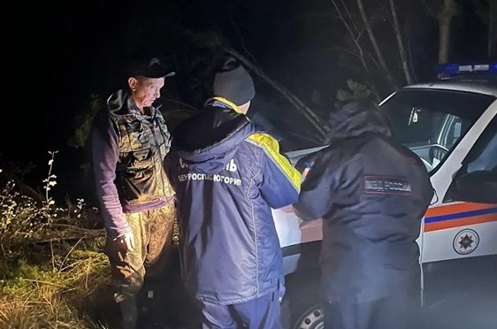 Спасатели помогли найти грибника, который заблудился в лесу Сургутского района 