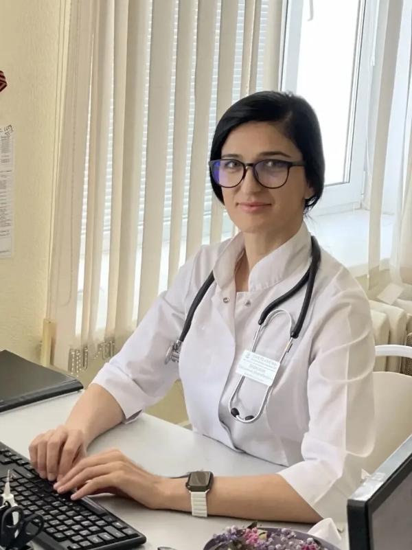 Врач из Сургута помогла трем людям, которым стало плохо на борту самолета