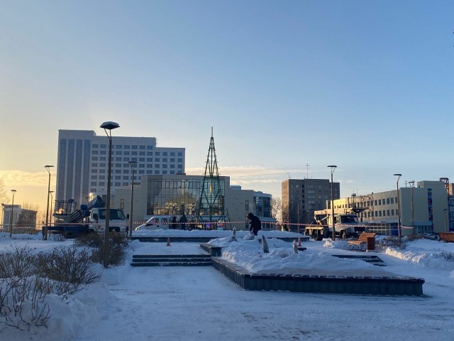 На площади Советов в Сургуте устанавливают новогоднюю елку
