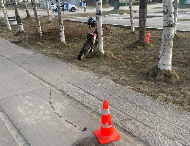 Подросток на питбайке врезался в дерево в Югре 