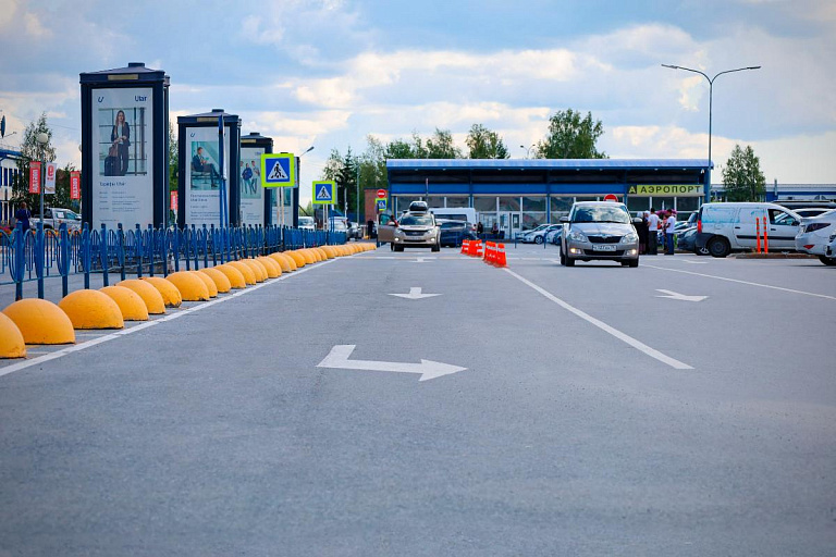 На бесплатной стоянке аэропорта Сургута запретили парковаться по пятницам