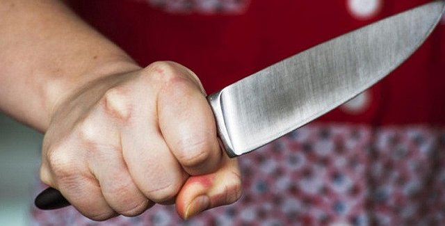 Сургутянка ударила собутыльницу ножом из-за "раздражительного поведения"