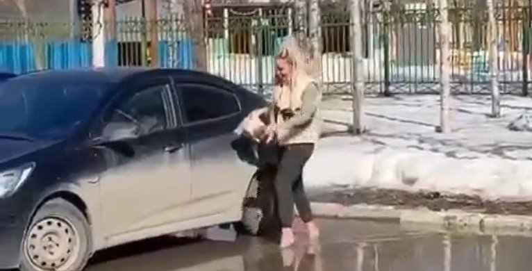 В соцсетях обсуждают видео, где жители Сургута пересекают лужи вброд