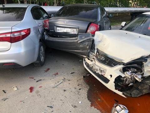 Югорчанка неудачно развернулась и устроила массовое ДТП