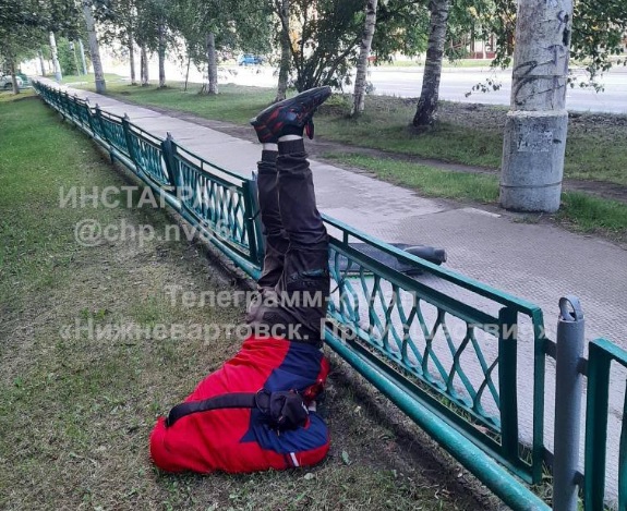 Житель Нижневартовска врезался в забор на электросамокате и умер. Фото 18+