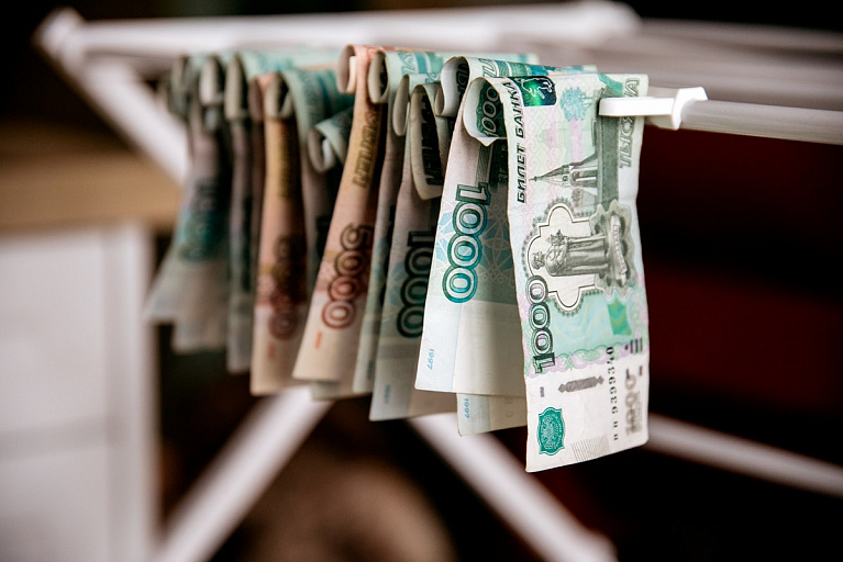 В ХМАО лжеполицейский запугал наркоманку и получил от нее 500 тыс рублей