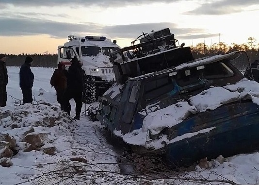 В Югре трактор с рыбаками провалился в болото 