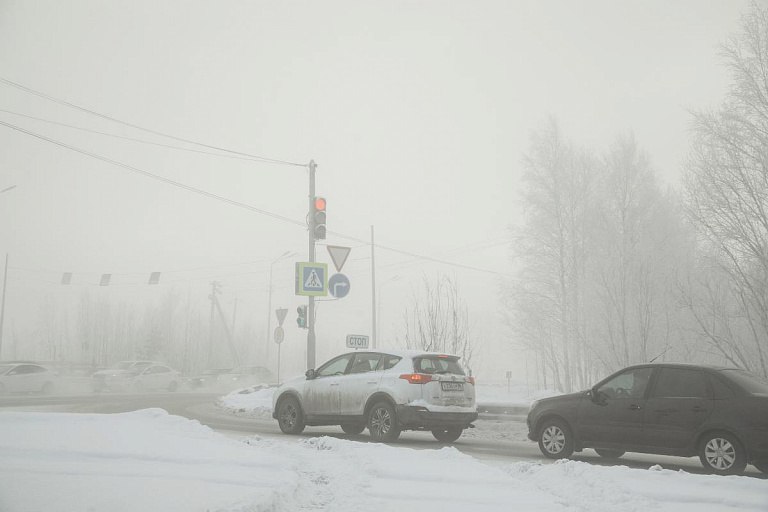 Дорогу, соединяющую ХМАО с ЯНАО, перекрыли из-за непогоды