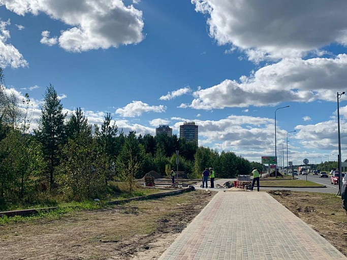 Тротуар у Грибоедовской развязки в Сургуте достроят раньше, чем планировали 