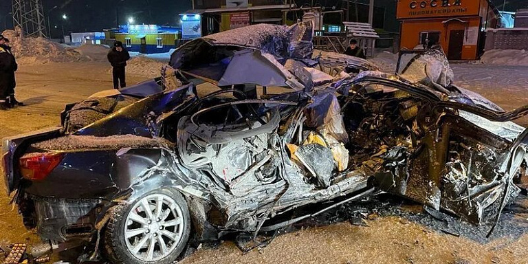 В Югре при столкновении вахтового автобуса и легковушки погибли два человека