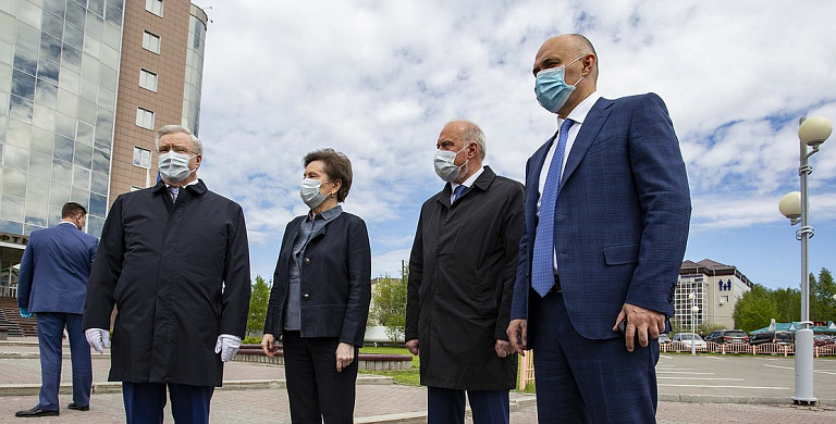 Глава Сургута пообещал генералу Сургутнефтегаза решить вопрос с ремонтом улицы Киртбая