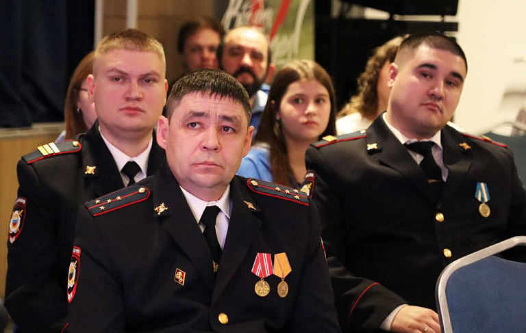 Полицейские, спасшие детей в пожаре, встретились с губернатором Югры