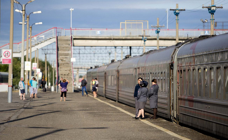 В пригородных поездах Югры для школьников и студентов действует скидка