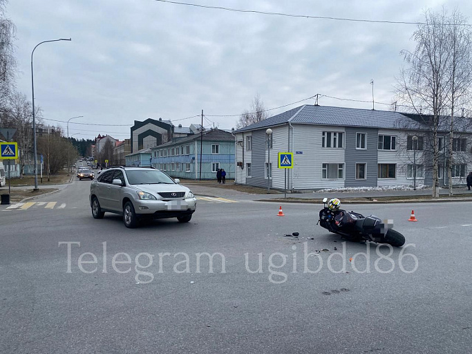 В Ханты-Мансийске в ДТП пострадал мотоциклист