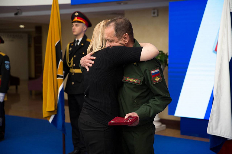 Награды погибших в спецоперации сургутян вручили их родным 