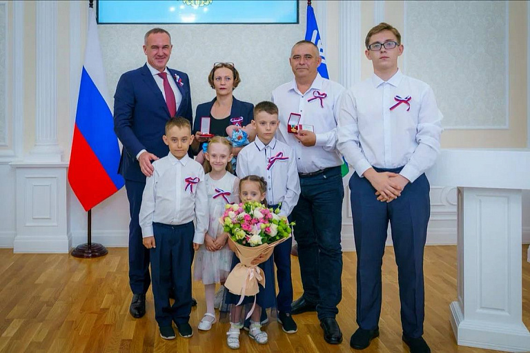 Руслан Кухарук вручил государственные награды жителям Сургута
