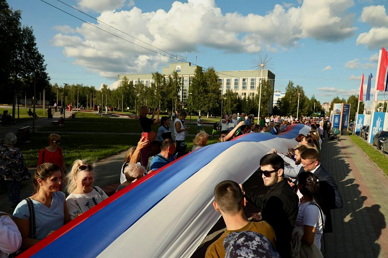 В Югре отмечают День Государственного флага России
