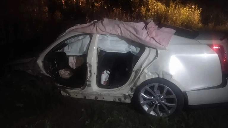 На трассе в ХМАО «Кадиллак» разбился в хлам, врезавшись в автобус