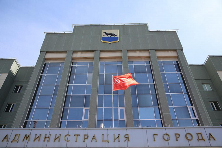 На мэрии Сургута развернуто Знамя Победы 