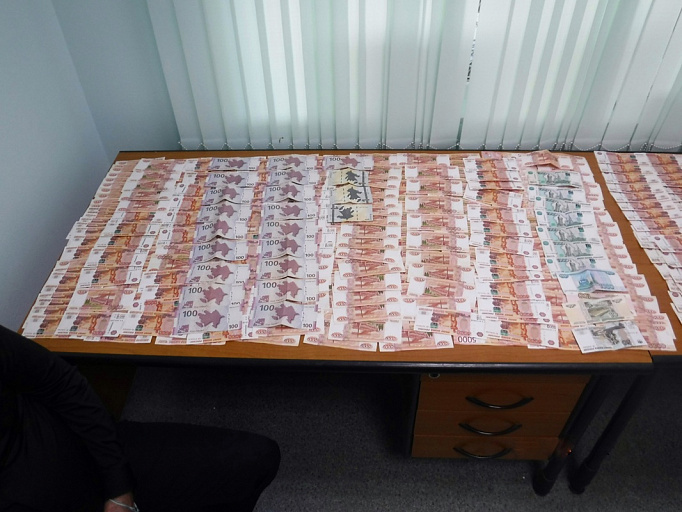 Из Сургута в Баку пытались незаконно вывезти 1,5 млн рублей 