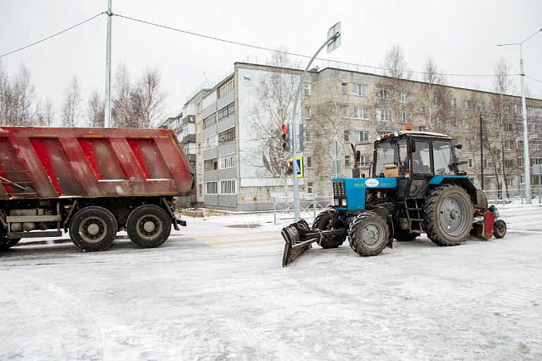 За сутки с улиц Сургута вывезли более десяти тысяч кубов снега 