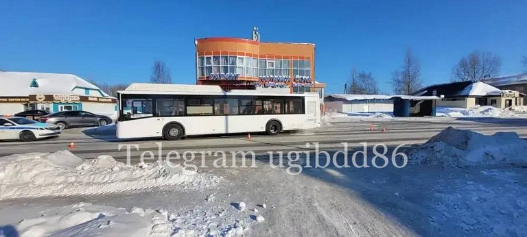 В ХМАО автобус сбил девушку, переходившую дорогу вне «зебры»