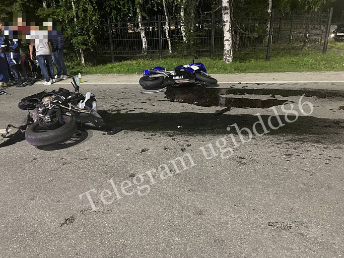 В Ханты-Мансийске невнимательный водитель сбил двух байкеров 