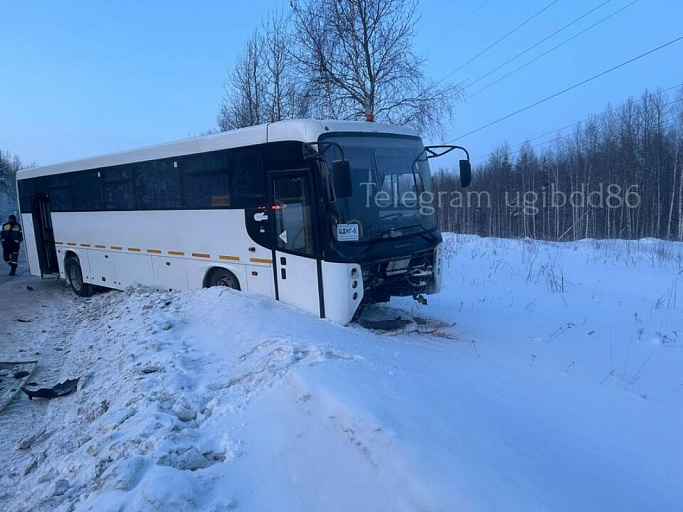 В ХМАО в ДТП с пассажирским автобусом пострадал человек