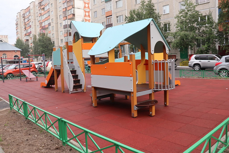 Новая детская площадка на Мира в Сургуте оказалось «неустойчивой к вандализму»