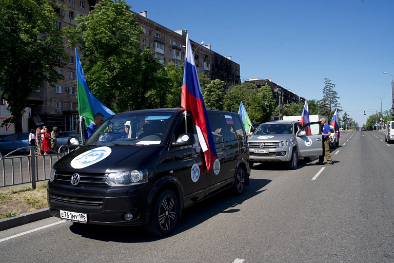 Добровольцы из Югры устроили автопробег в Мариуполе в честь Дня России 