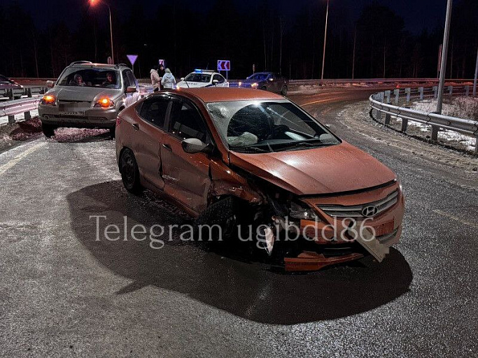 Под Сургутом водитель Hyundai протаранил забор и пострадал