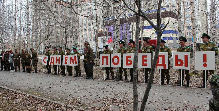 Волонтеры Сургута продолжили акцию «Парад у дома ветеранов»