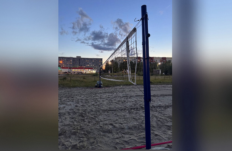 Жители Сургута открыли бесплатную площадку для пляжного волейбола