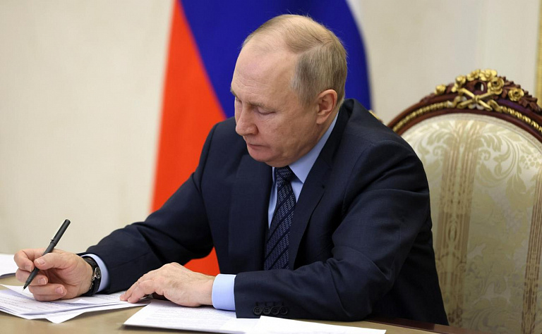 Владимир Путин вручил награды двум жителям Югры 