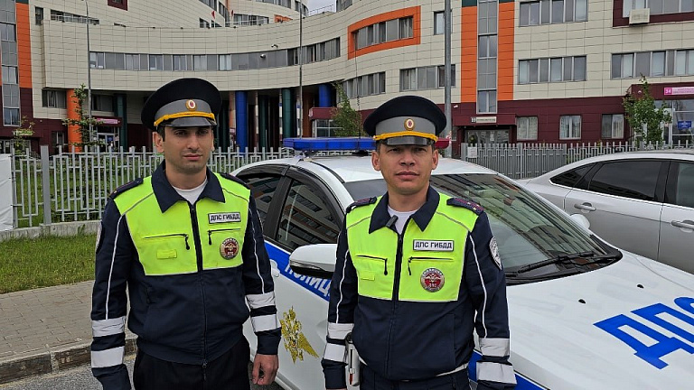 В Сургуте полицейские помогли беременной женщине быстро добраться до роддома