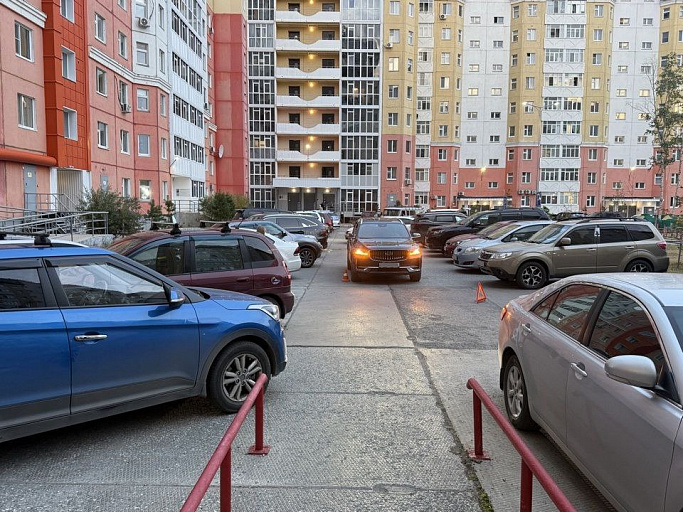 В Нижневартовске первоклассник попал под колеса автомобиля во дворе