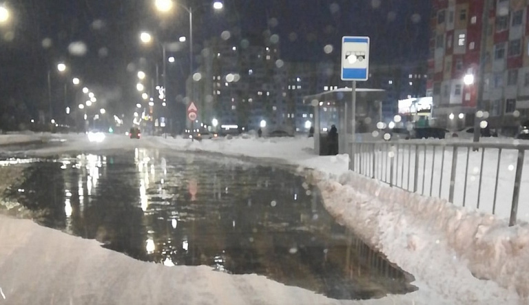 В Нижневартовске затопило улицу Мира 