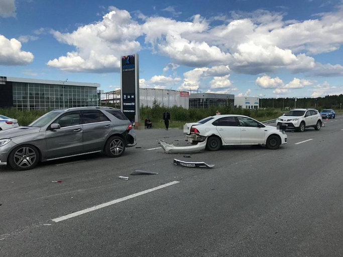Женщина на Mercedes устроила массовое ДТП со «скорой» в Сургуте 