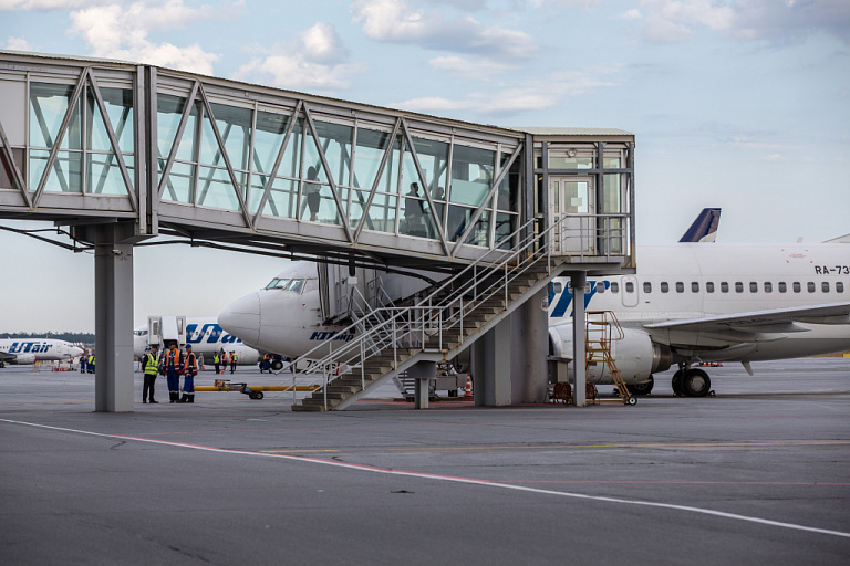 В аэропорту Сургута самолет Utair повредили телетрапом