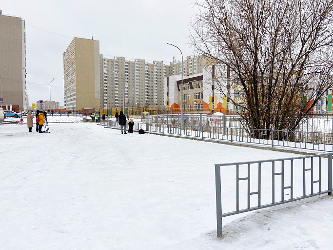 В Сургуте возле детского сада на месте оврага построили парковку