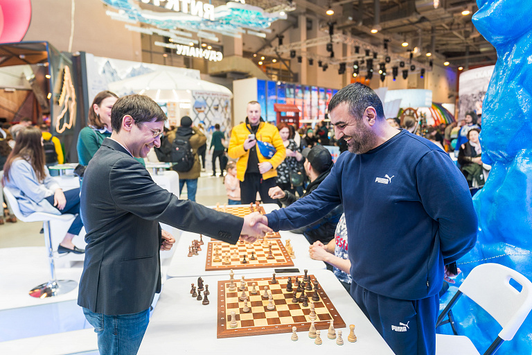 Международный гроссмейстер Дмитрий Яковенко провел сеанс одновременной игры для всех желающих