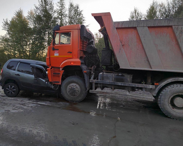 На трассе под Нижневартовском КамАЗ раздавил «Ниву», погиб человек 