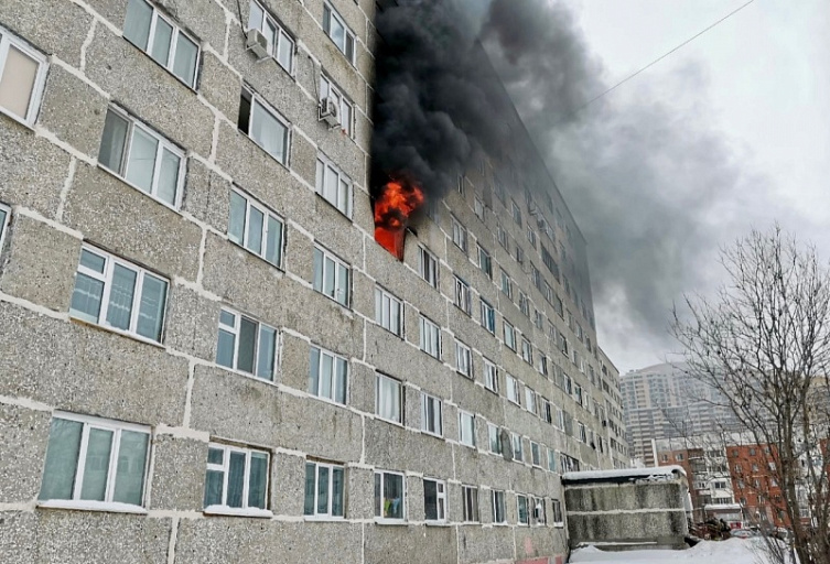 На пожаре в многоэтажке в Сургуте пострадали два человека 