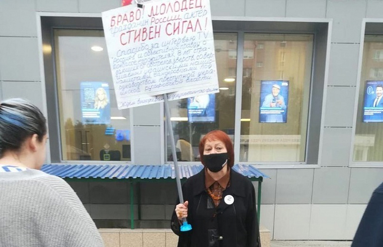 В Югре активистка вышла на пикет ради Стивена Сигала 