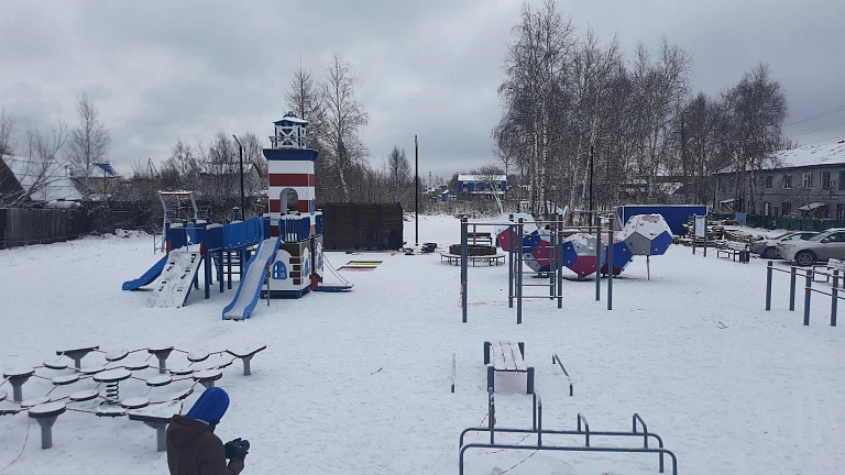 В старом районе Сургута завершается строительство детско-спортивной площадки