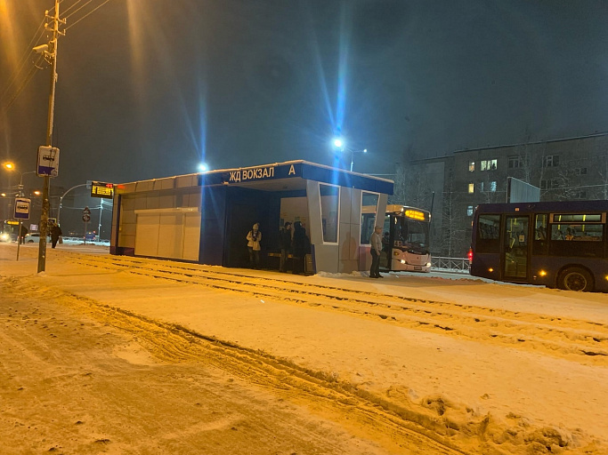 На привокзальной площади в Сургуте установили автобусную остановку