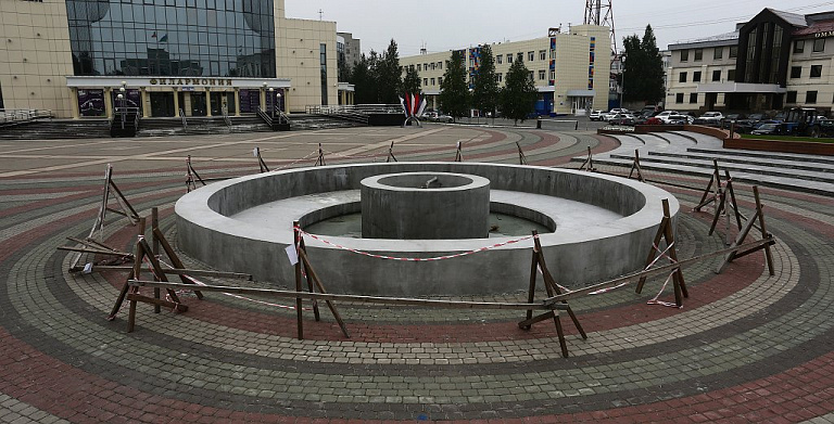 Фонтан на площади перед администрацией Сургута заработает весной