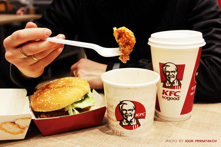 Острые крылышки с сюрпризом: несколько жителей Югры отравились в KFC