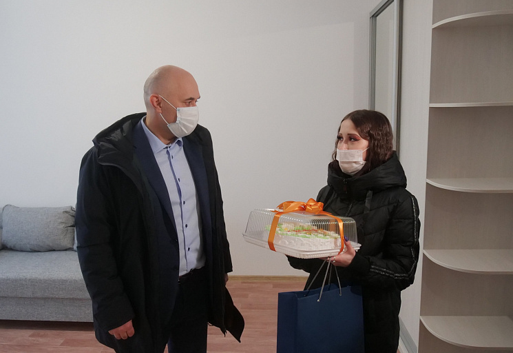 В Сургуте дети-сироты получили благоустроенные квартиры в новостройке
